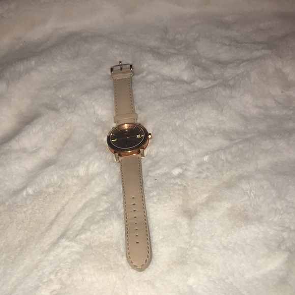 BURBERRY WOMEN'S THE CITY ROUND BEIGE LEATHER STRAP WATCH - Picture 3 of 14